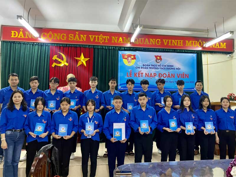Hình ảnh một buổi lễ kết nạp Đoàn viên