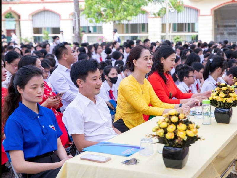 Ảnh minh hoạ: Giáo viên và học sinh dưới sân trường ngày lễ tổng kết năm học