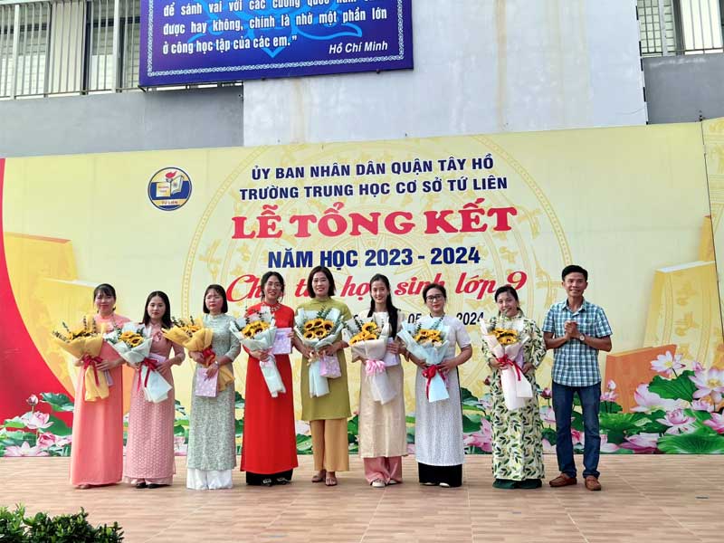 Ảnh minh hoạ: Giáo viên nhận hoa chia tay của học sinh khối 9